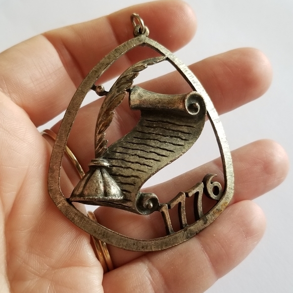 Vintage 1776 Declaration of Independence pendant silver tone - Picture 3 of 7